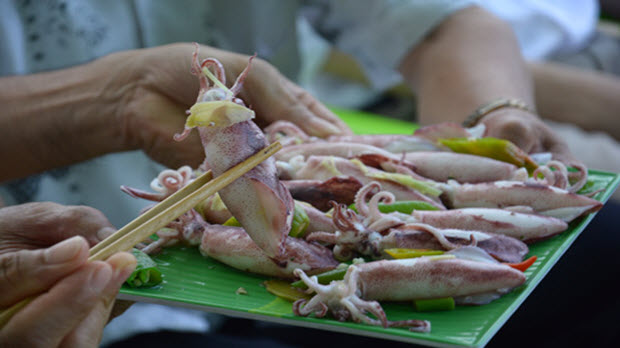  Du khách tắm biển, ăn hải sản trở lại ở Hà Tĩnh, Quảng Bình